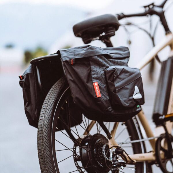 An e-bike with an AVENTON REAR RACK - PACE 350 / PACE 500 attached to it.